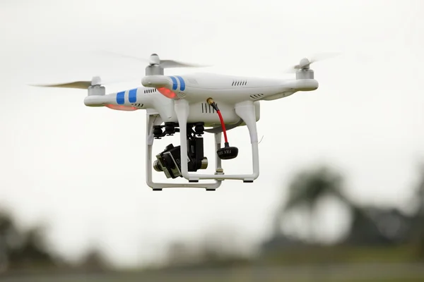 DJI Phantom quadcopter under flygning med en gopro 3 kamera — Stockfoto