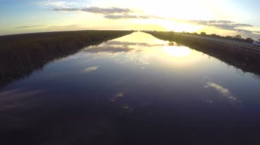 günbatımı hava b-roll doğru uçan