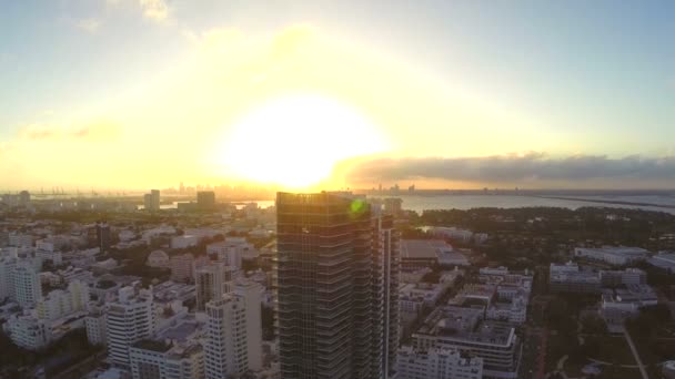 Vídeo aéreo do Setai Miami Beach durante o pôr do sol — Vídeo de Stock