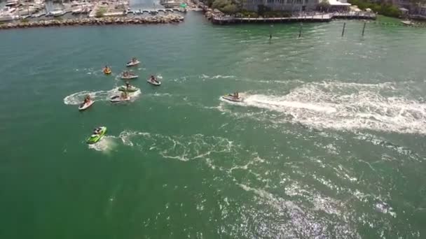 Vídeo aéreo de un tour de motos acuáticas en Key West Florida — Vídeo de stock