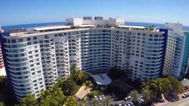 Zeekust torens miami beach luchtfoto video — Stockvideo