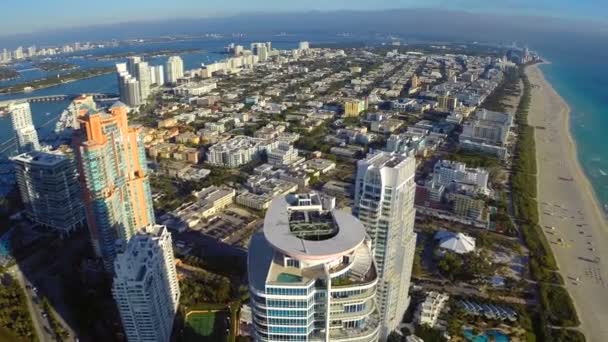 Luchtfoto wapperend gebouwen in miami beach — Stockvideo