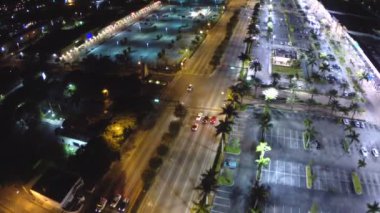 şehrin üzerinde hava gece uçuşu