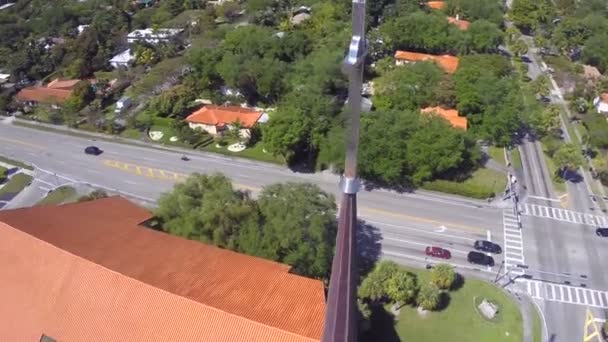 Vidéo aérienne en orbite autour d'une croix d'église — Video