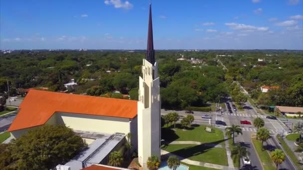 Vídeo em órbita aérea de uma cruz de igreja — Vídeo de Stock