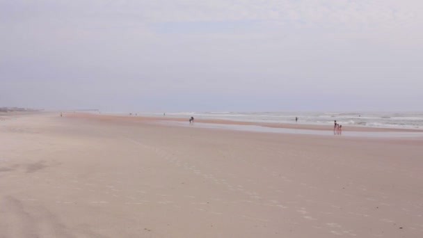 Menschen am Strand von St. Augustine — Stockvideo