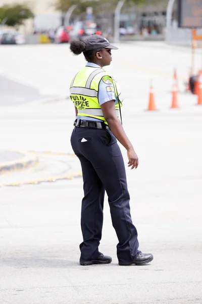 Police woman directing traffic in Miami — Stock Photo, Image