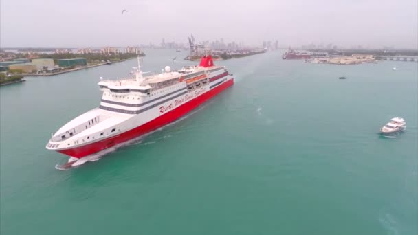 Antenne Kreuzfahrtschiff in miami — Stockvideo