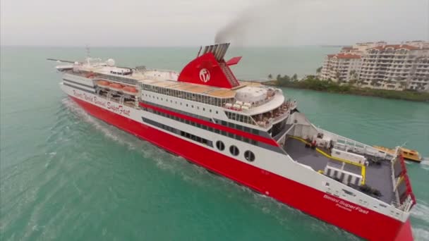 Luchtfoto cruiseschip in miami — Stockvideo