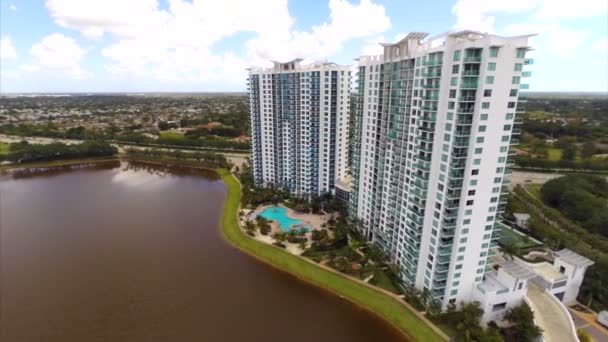 Aerial highrise condominios en el lago — Vídeo de stock