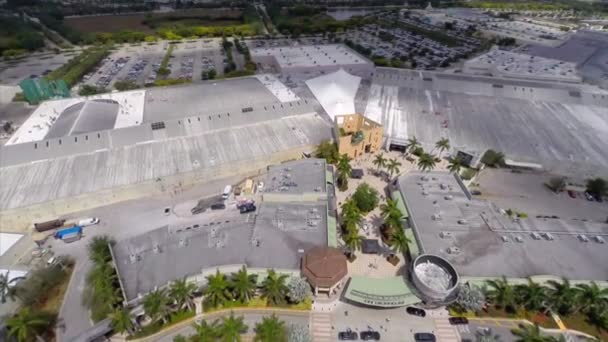 Aerial flyover of a shopping mall — Stock Video