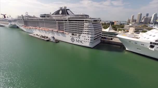 MSC Cruise Ship atracado — Vídeos de Stock