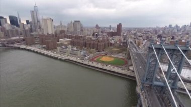 new York'taki manhattan ve brooklyn Köprüsü'nün havadan video