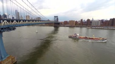 new York'taki manhattan ve brooklyn Köprüsü'nün havadan video