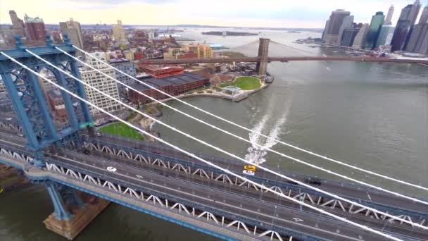 Aerial video of the Manhattan and Brooklyn Bridge in New York — Stock Video