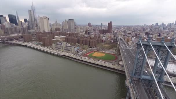 Luftbild der Brücke von Manhattan und Brooklyn in New York — Stockvideo