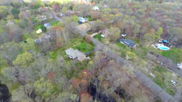 Aerial video of houses in the woods — Stock Video