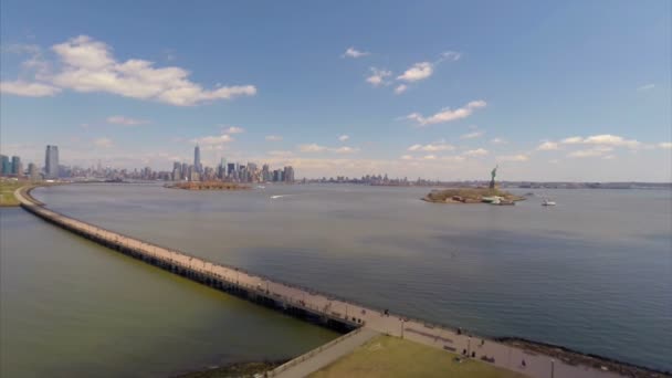 Luftbild der Skyline von New York und der Freiheitsstatue — Stockvideo