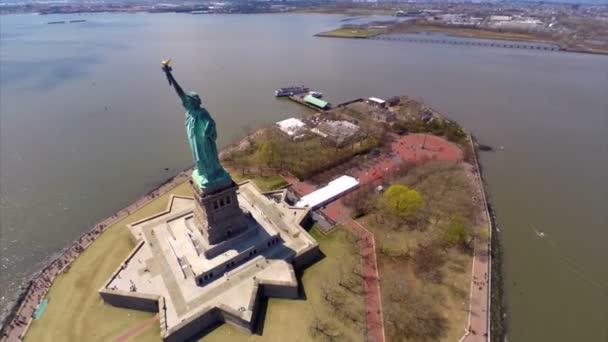 Antenn videofilmer av en staty av liberty new york — Stockvideo