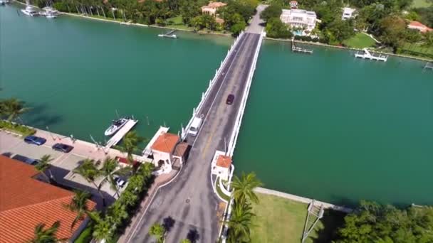 Luchtfoto beeldmateriaal van de brug van Indiase creek miami beach — Stockvideo