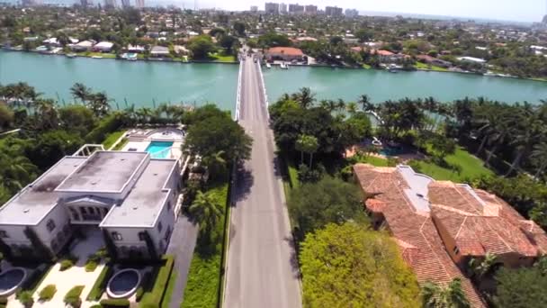 Aerial footage of the bridge to Indian Creek Miami Beach — Stock Video