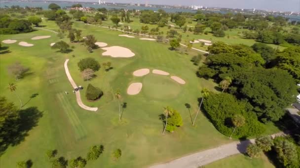 Vídeo aéreo de um campo de golfe em Miami Beach — Vídeo de Stock