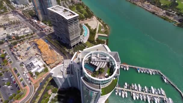 Vidéo aérienne du patio sur le toit d'un penthouse de grande hauteur — Video