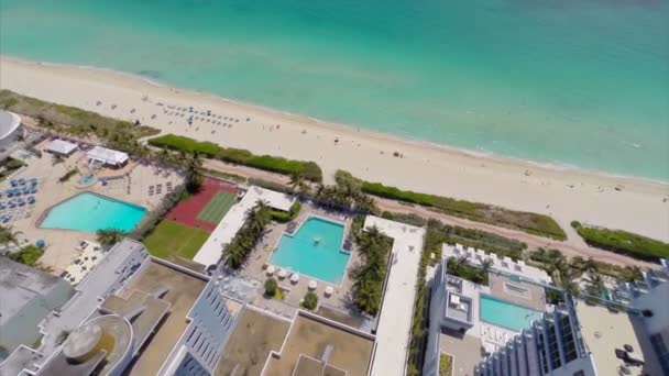 Bir sahil konut binasının havadan video — Stok video