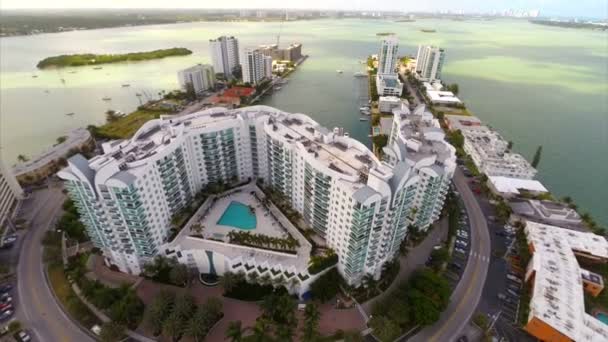 Gebäude am Strand der Hafeninsel Miami — Stockvideo