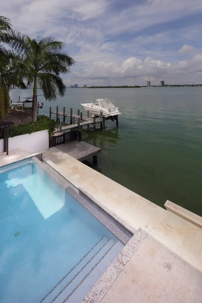 Дом с бассейном у залива — стоковое фото