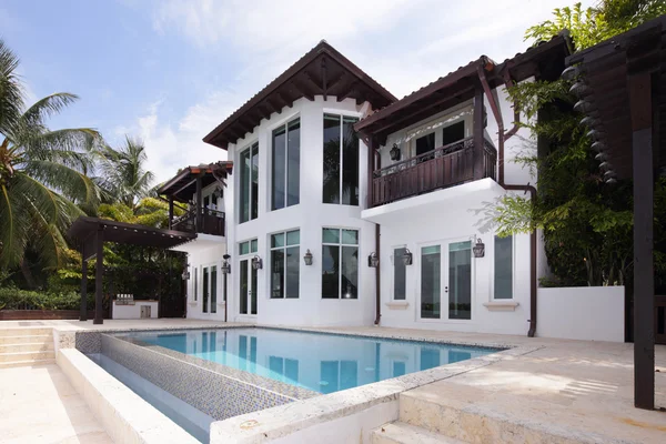 lüks havuzlu bir eve stok görüntü