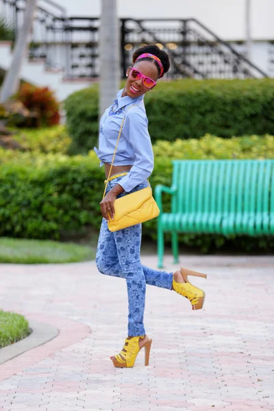 Vrouw poseren in blauwe kleding — Stockfoto