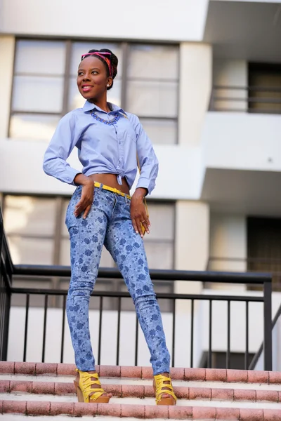 Mujer posando con ropa azul — Foto de Stock