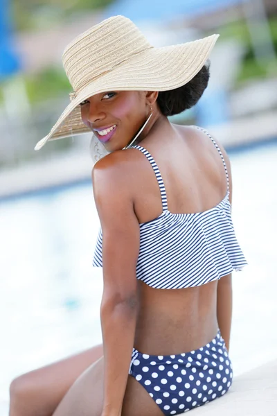 Stock imagen modelo bikini junto a la piscina — Foto de Stock