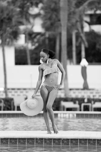 Stock imagen en blanco y negro mujer en bikini —  Fotos de Stock