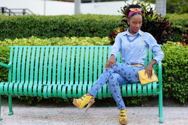 Image stock mannequin assis sur un banc — Photo