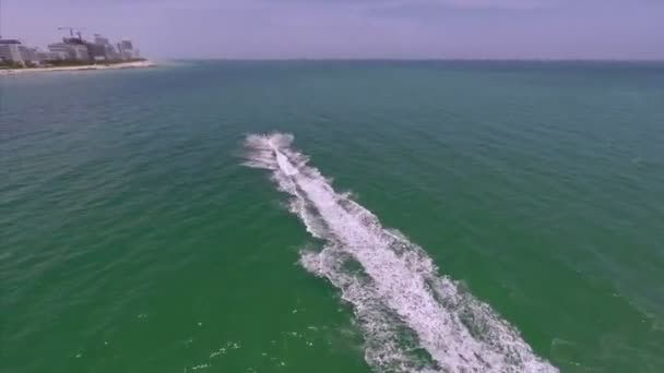Timelapse luchtfoto video van een waverunner racen in miami — Stockvideo