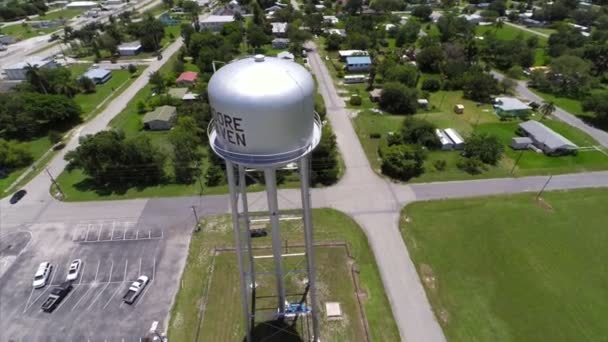 Luchtfoto video water tank moore haven — Stockvideo