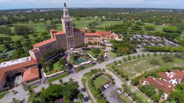 Antenn vide på biltmore hotel i miami — Stockvideo