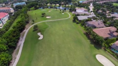 ev ve bir golf sahası hava video