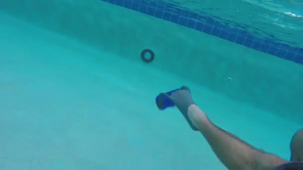 Pantoufles sous l'eau stock vidéo — Video