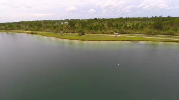 Vidéo aérienne d'un lac dans un cadre naturel 