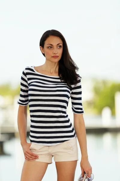 Vrouw in een striped shirt — Stockfoto