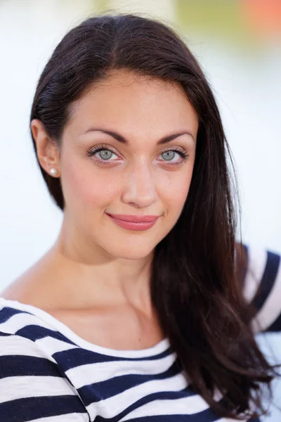 Retrato de uma mulher com olhos de avelã — Fotografia de Stock