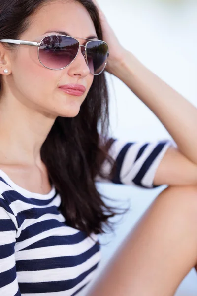 Aantrekkelijke vrouw in zonnebril stock beeld — Stockfoto