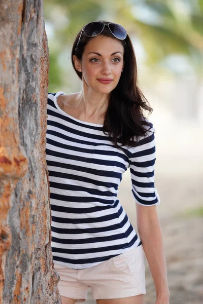 Stock image woman posing by a tree — Stock Photo, Image