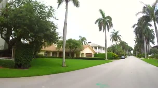 Kör igenom en överklass grannskapet lager video — Stockvideo