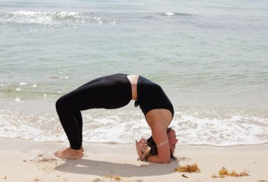 tertibat bandha sirsasana yoga pose