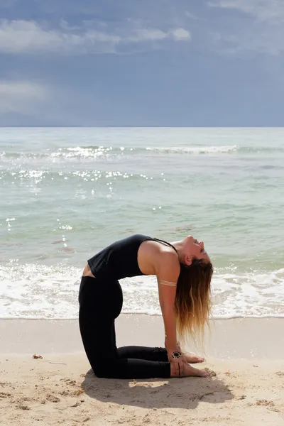 Postura del yoga de Ustrasana en la playa —  Fotos de Stock