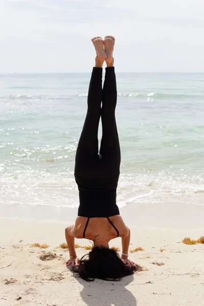 Woman performing headstand stock image — Stock Photo, Image
